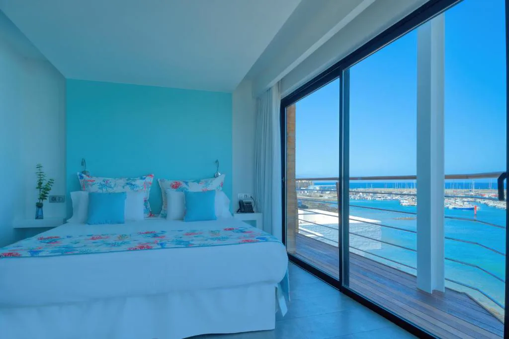 Dormitorio con balcón abierto a la playa y al mar turquesa, Hotel Boutique La Marquesina