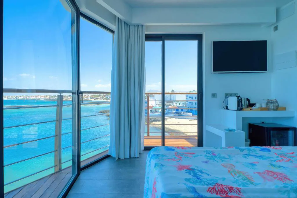 Dormitorio en tonos turquesa con terraza sobre el puerto deportivo, Hotel Boutique La Marquesina