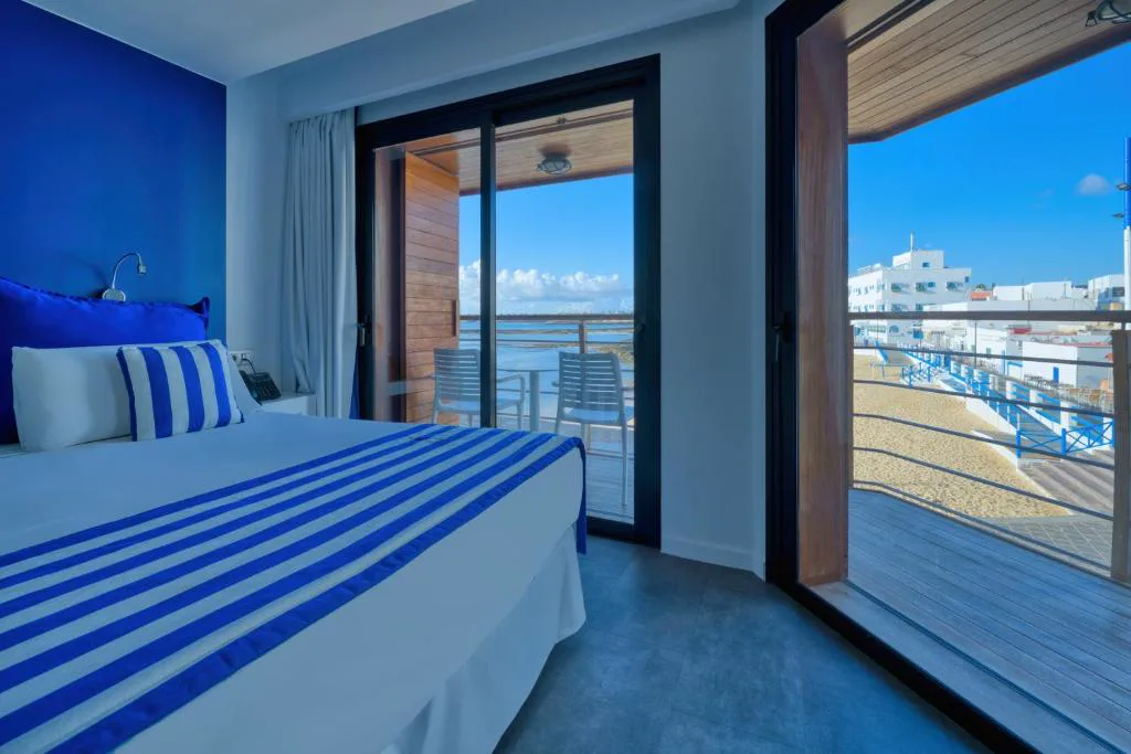 Dormitorio azul con balcón frente a la playa de Corralejo, Hotel Boutique La Marquesina