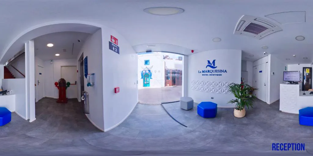 Recepción moderna en blanco y azul con el logo del hotel, Hotel Boutique La Marquesina