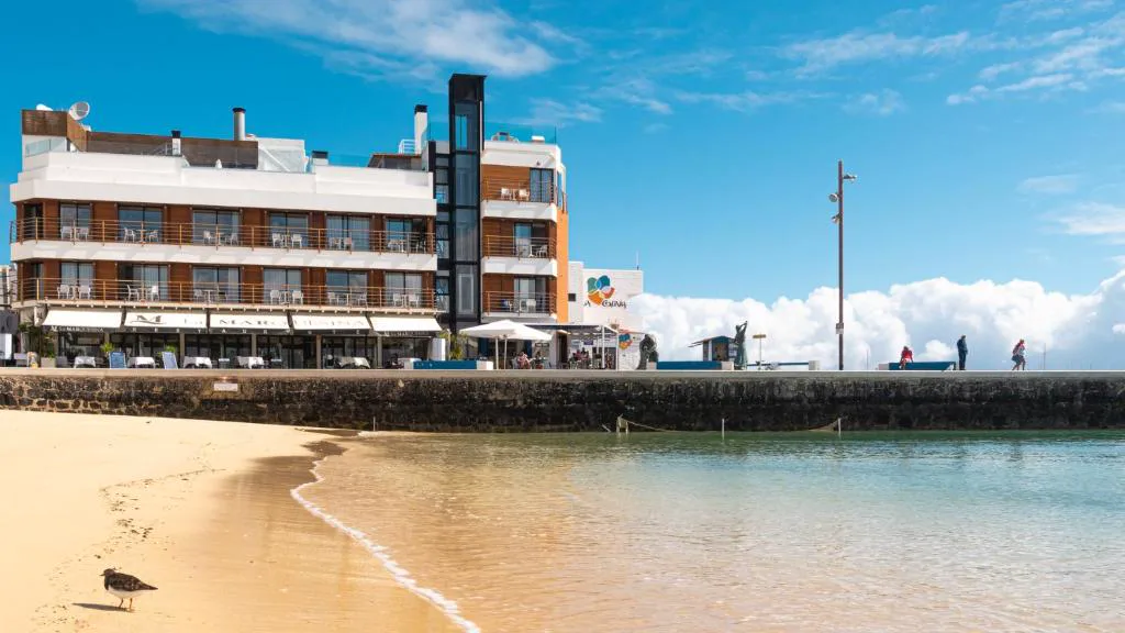 Fachada del hotel en primera línea de playa en el puerto de Corralejo, Hotel Boutique La Marquesina
