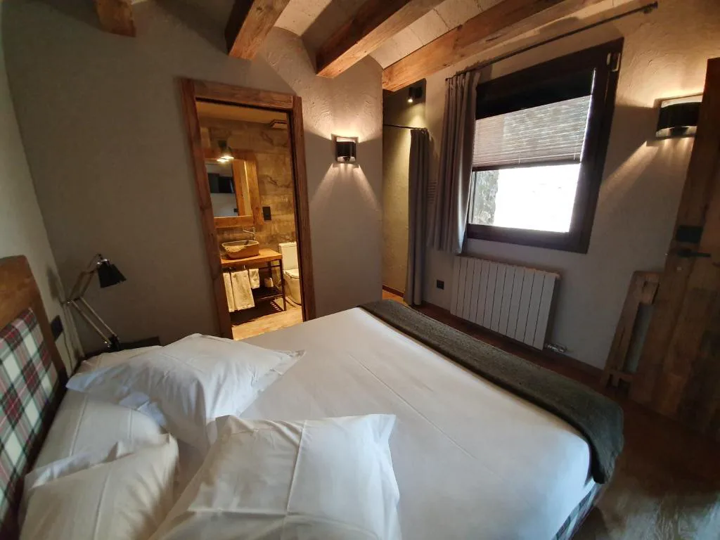Habitación de madera con cama y balcón