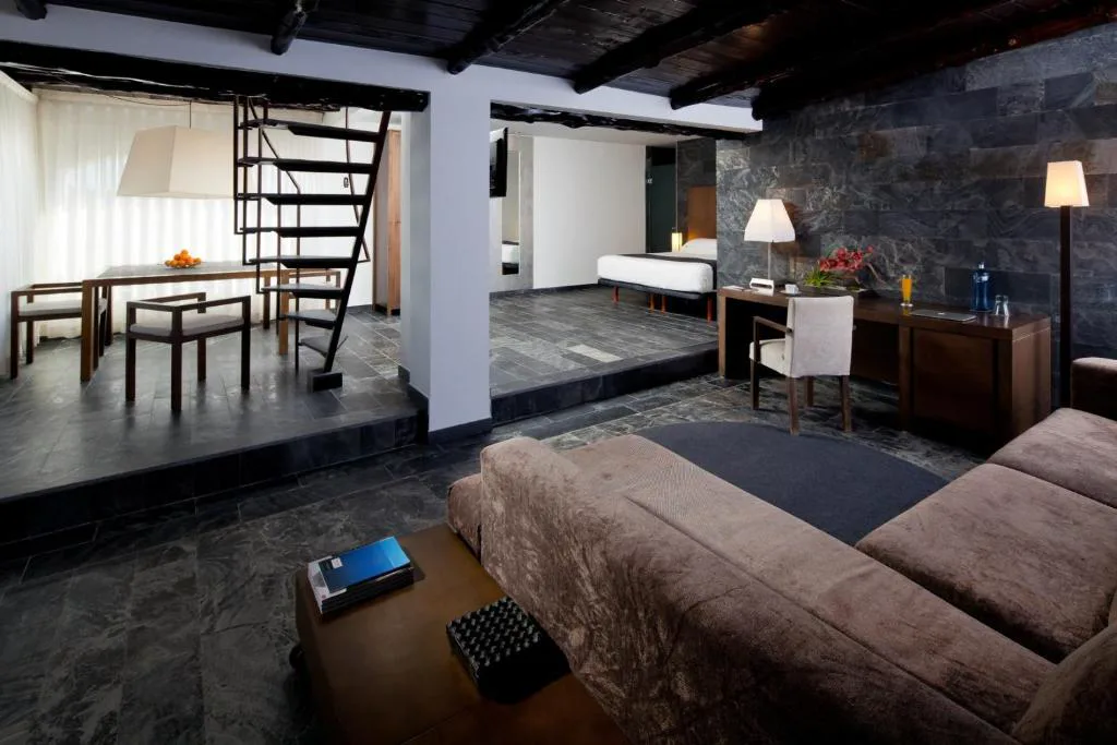 Suite dúplex con escalera de caracol y techos de madera vista, Ses Pitreras