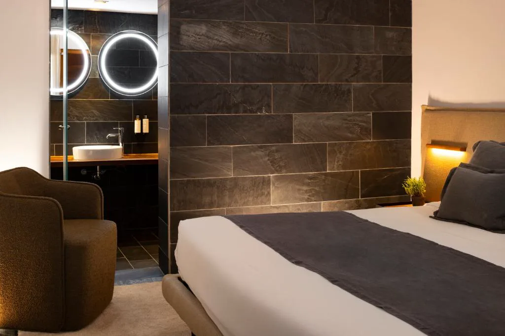 Baño con espejos circulares retroiluminados junto al dormitorio, Ses Pitreras