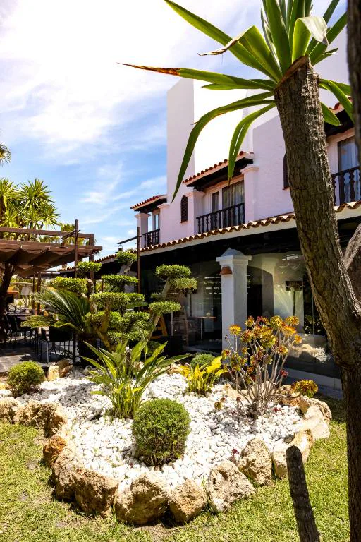 Jardín de cactus y plantas autóctonas junto a la fachada tradicional, Ses Pitreras
