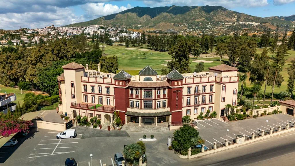 Vista aérea del hotel con la sierra al fondo