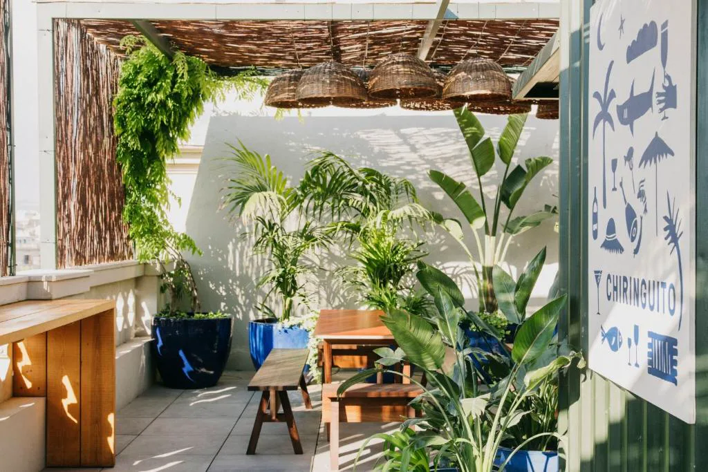Terraza con plantas y pérgola de bambú
