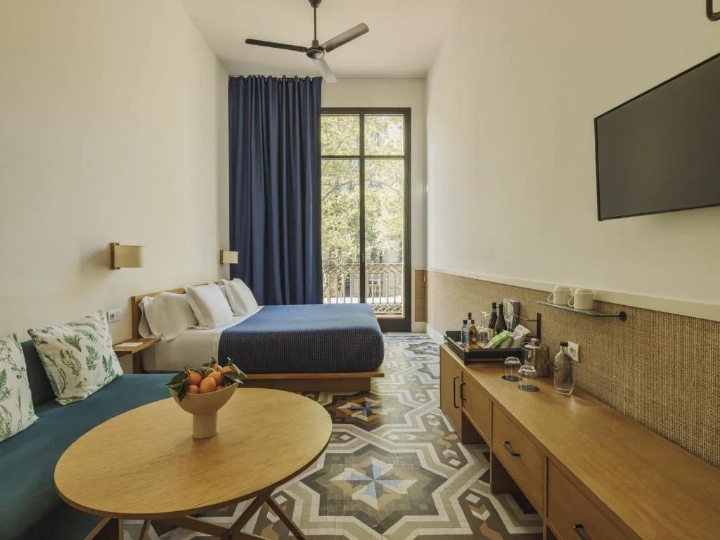 Habitación luminosa con suelo de mosaico