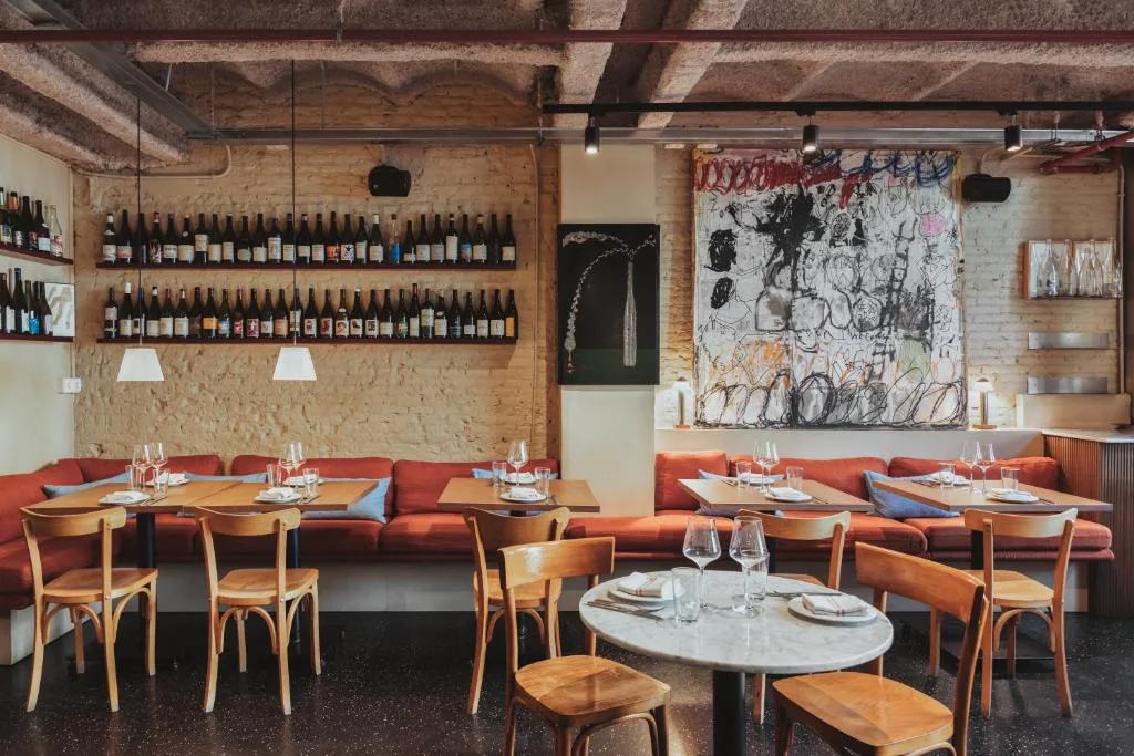 Restaurante con bancos rojos y estantes de vino