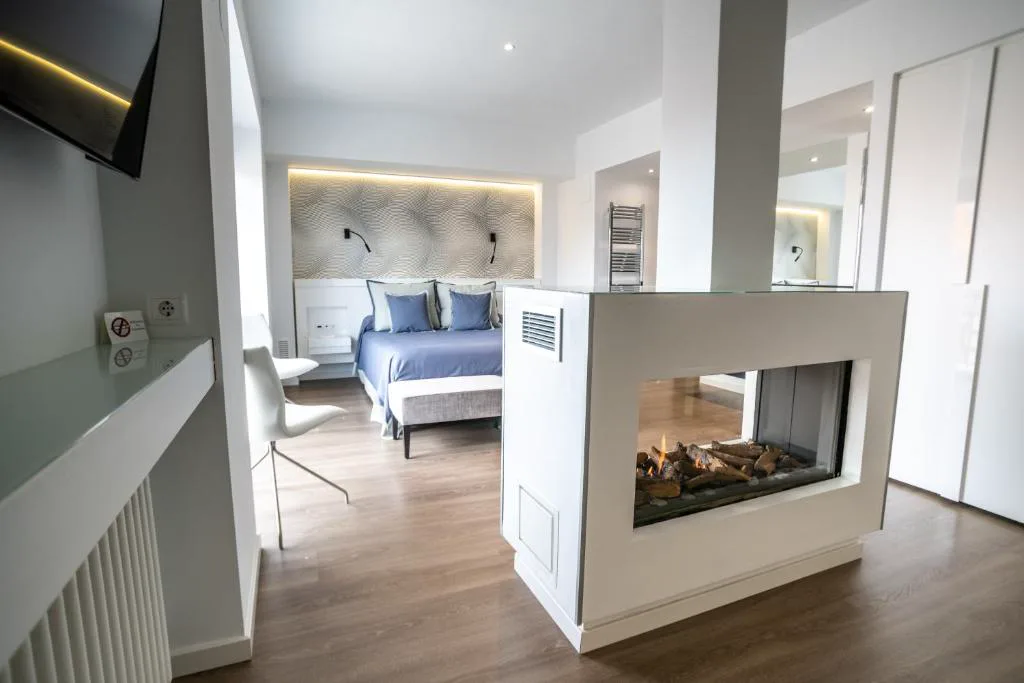 Habitación con chimenea de doble cara