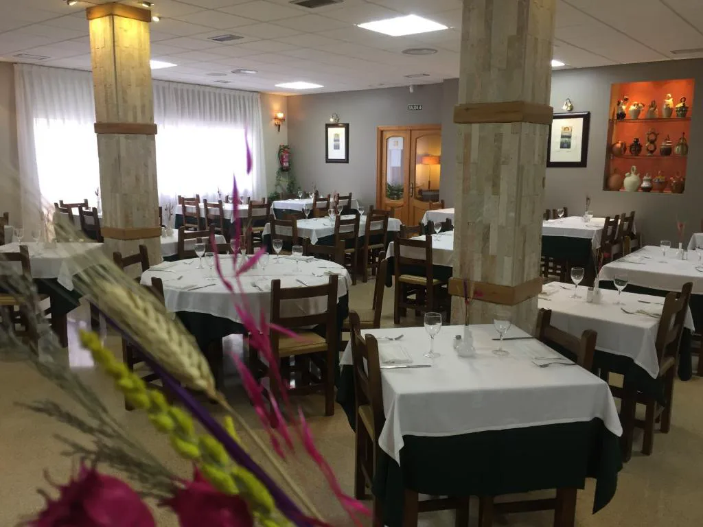 Restaurante con mesas y columnas