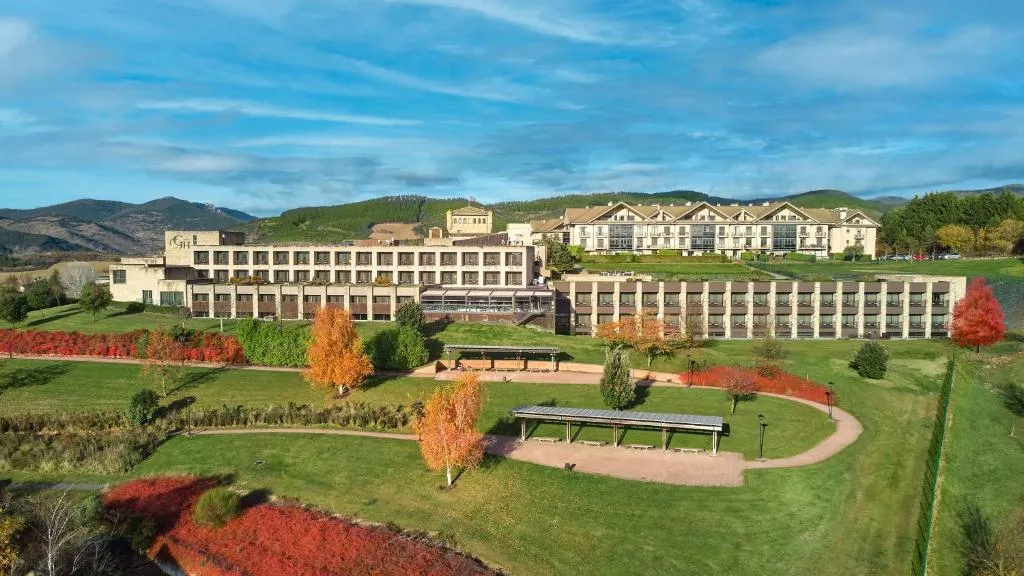 Vista aérea del hotel y sus jardines con los colores del otoño, Navarra