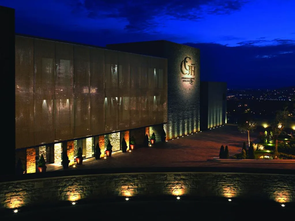 Fachada iluminada del hotel al anochecer