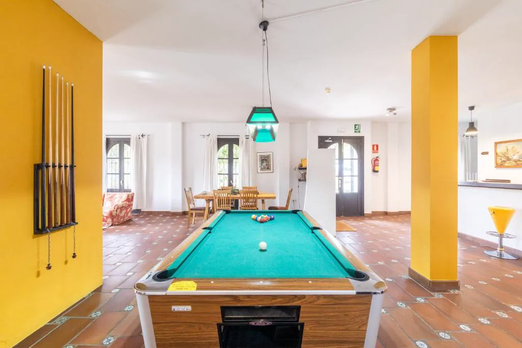 Sala común con mesa de billar
