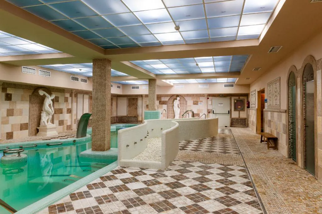Piscina de spa con suelo de damero y luz natural