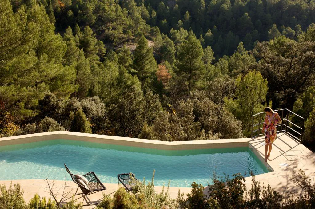 Piscina en una ladera entre pinos