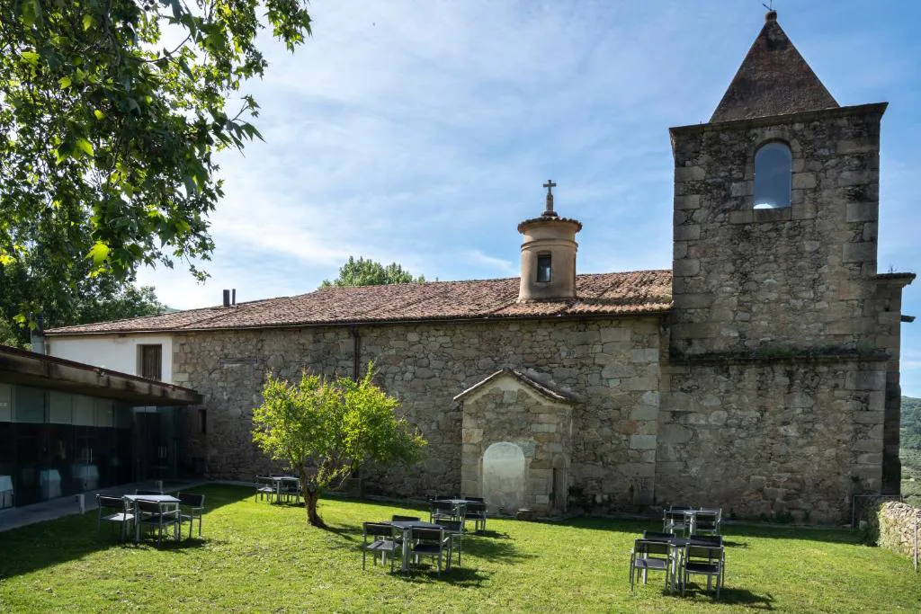 Iglesia del convento con torre de piedra