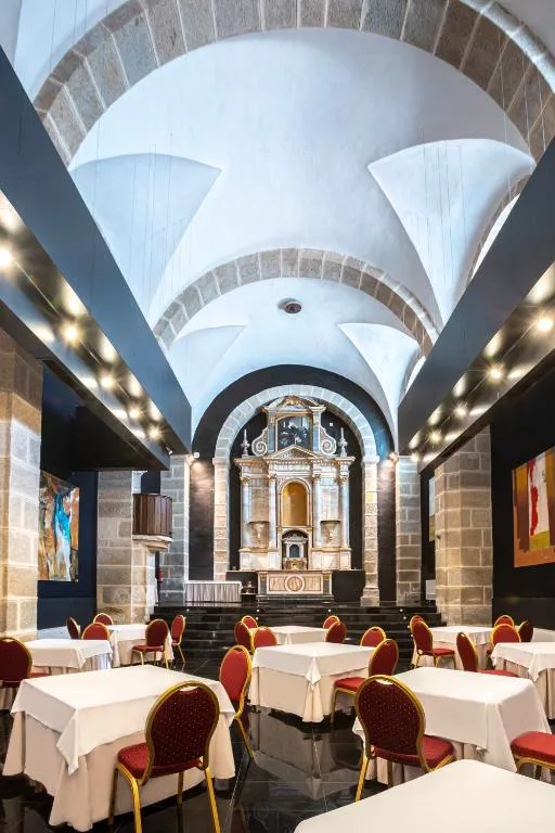 Nave del convento con bóvedas y arcos