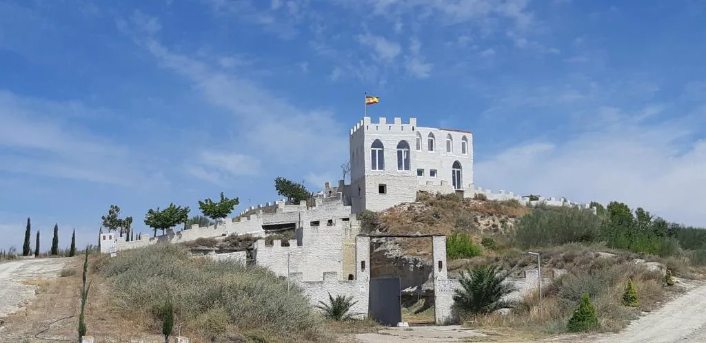 Edificio blanco en lo alto sobre el campo