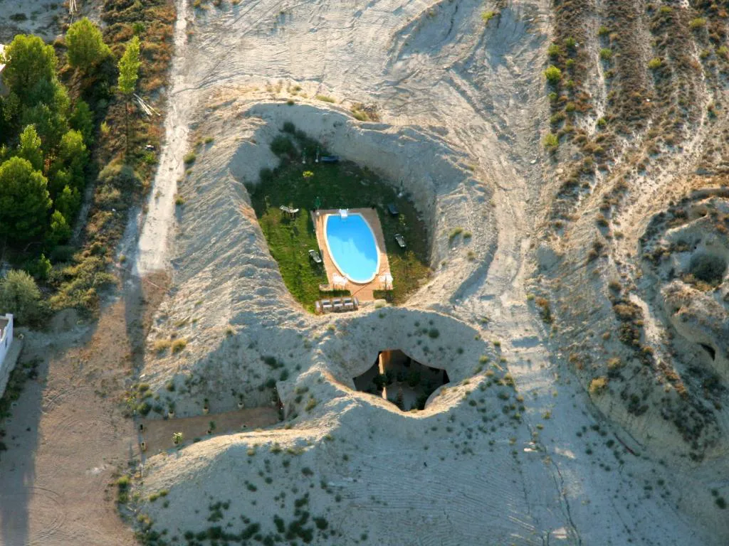 Vista aérea del hotel cueva con una piscina