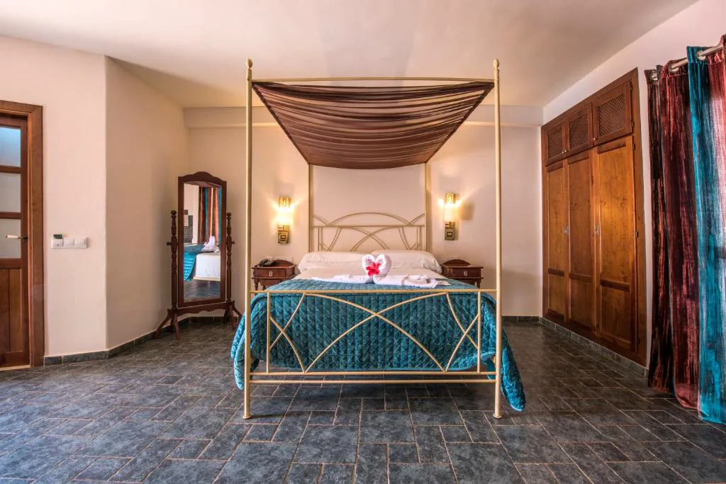 Habitación con cama de dosel