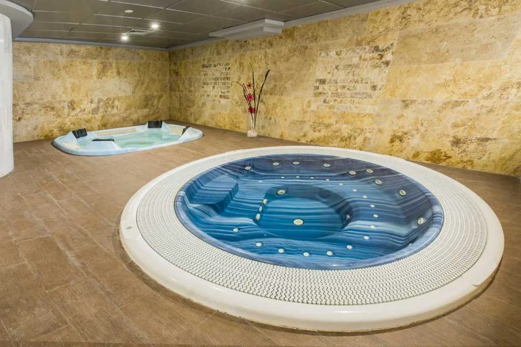 Jacuzzi circular en una sala de piedra