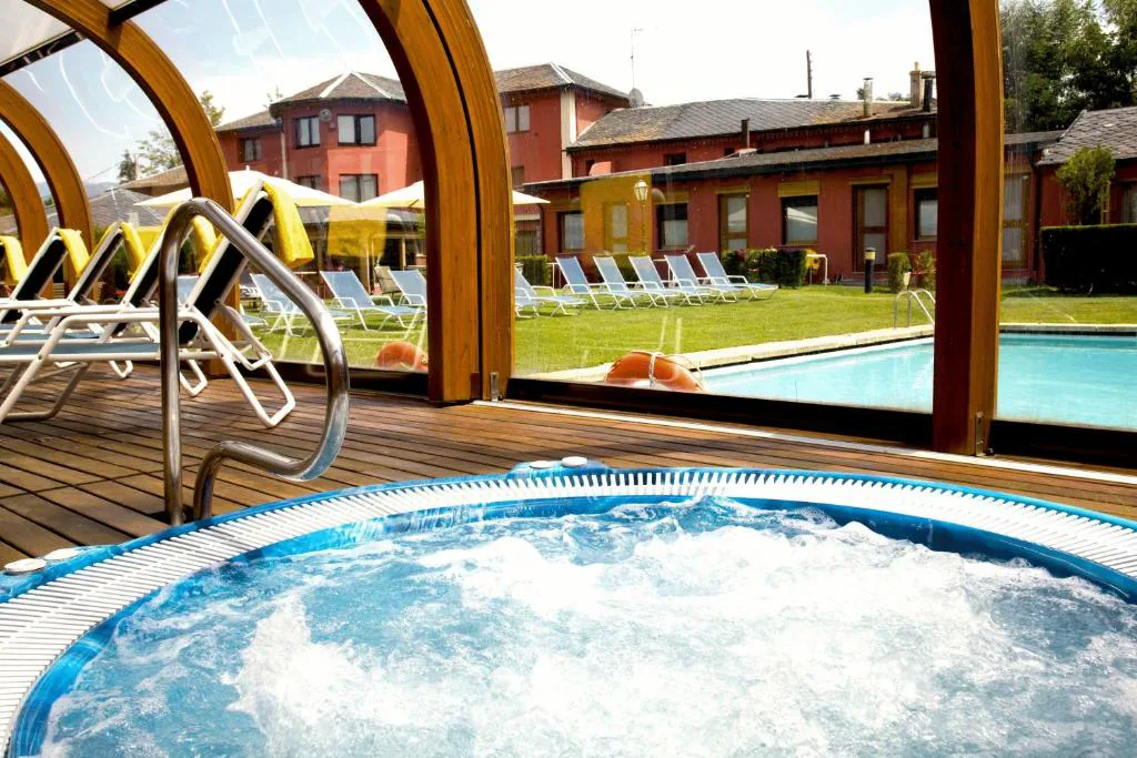 Jacuzzi interior junto a la piscina cubierta