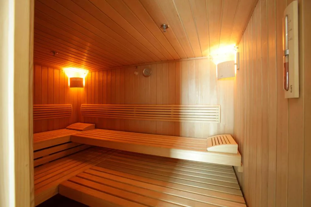 Sauna de madera con luz cálida
