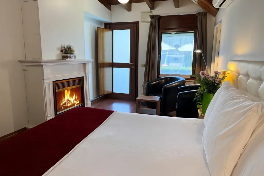 Habitación con chimenea y cama doble