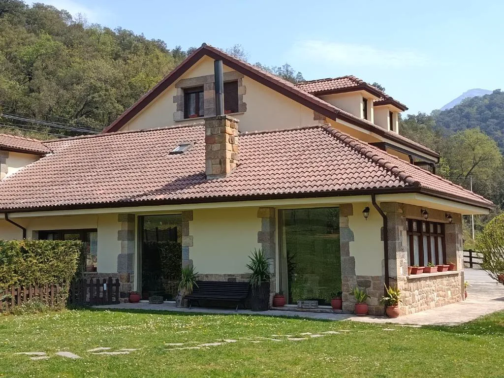Hotel de teja marrón entre jardines