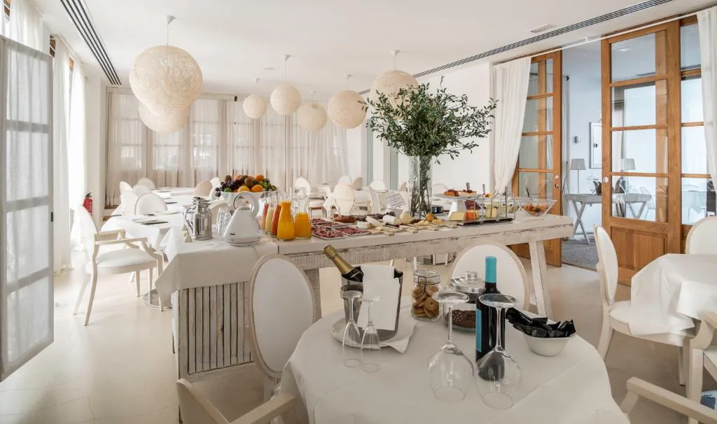 Mesa de desayuno con fruta, embutidos y champán en el bufé, Hotel Es Marès