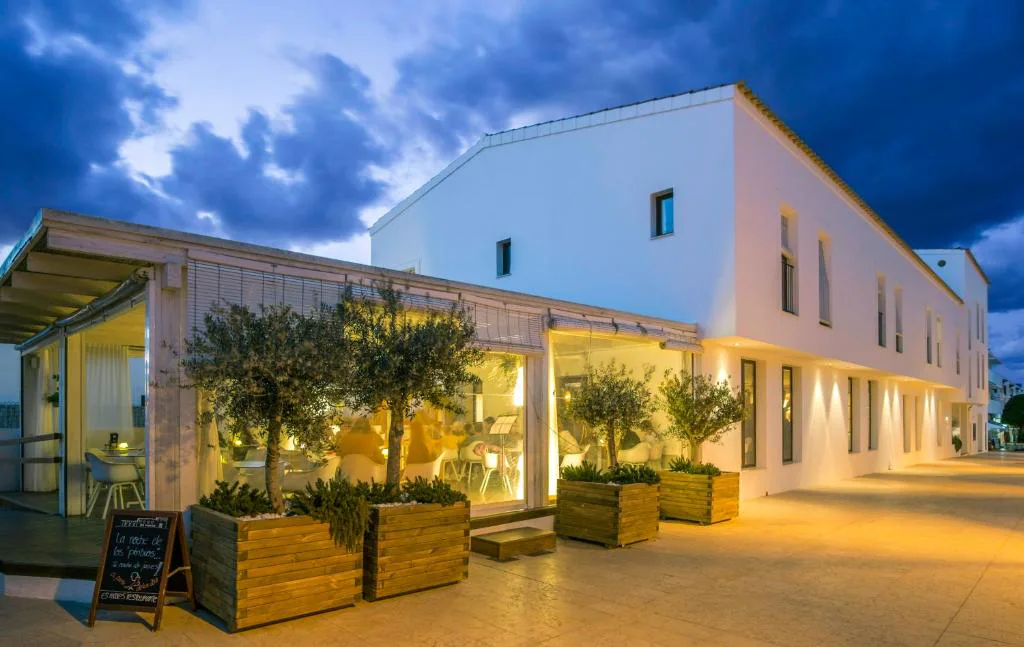 Gimnasio en terraza cubierta con vistas a los tejados de Sant Francesc, Hotel Es Marès