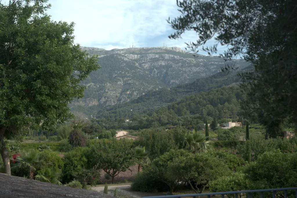 Vistas a la Serra de Tramuntana desde los jardines de la finca, Hotel Finca Ca N'ai