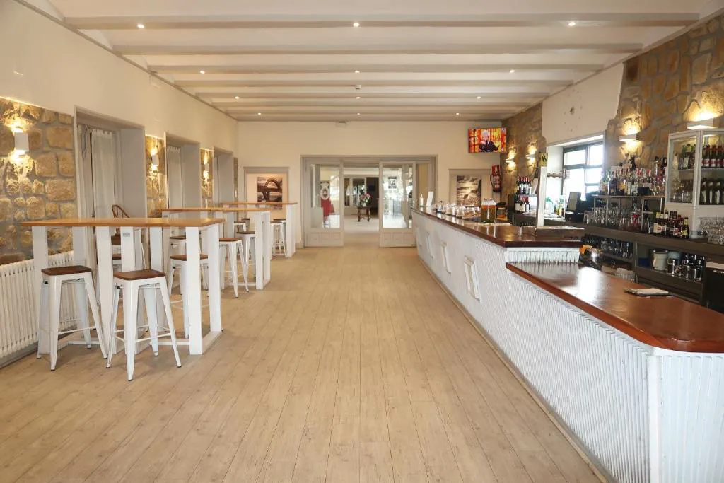 Cafetería con barra y taburetes altos