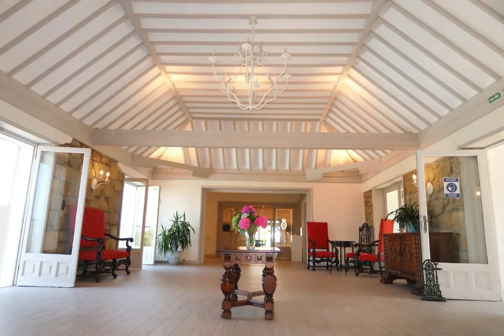 Salón luminoso con techo blanco y lámparas