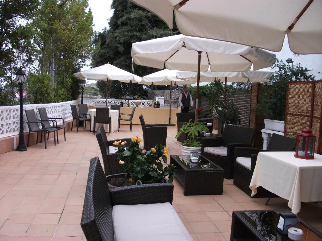 Terraza con sombrillas y mesas al aire libre