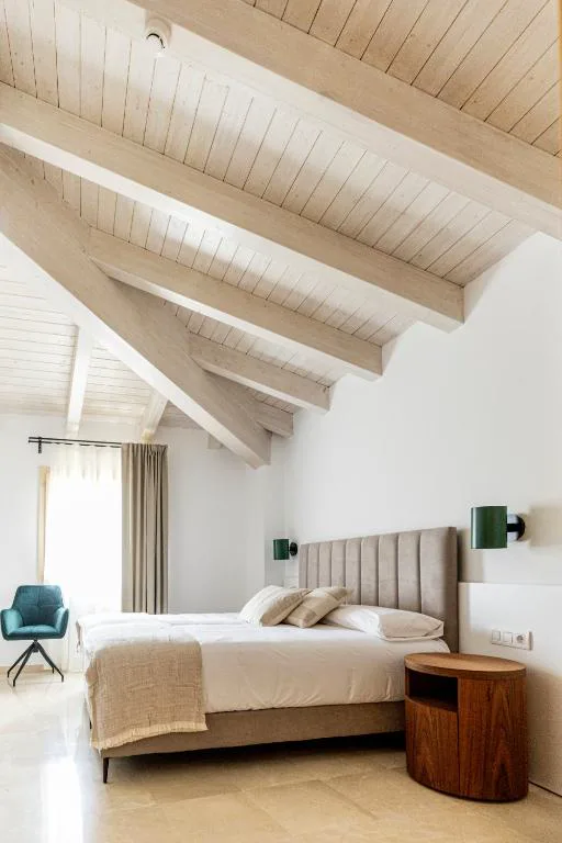 Habitación abuhardillada con vigas blancas