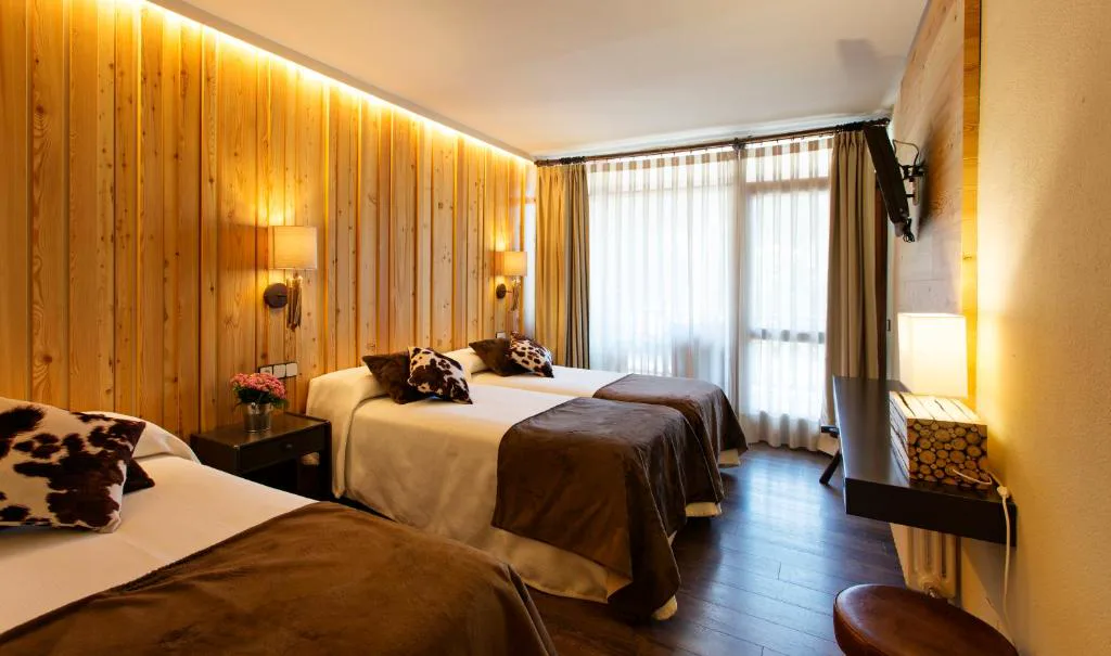 Habitación con paneles de madera y cama doble