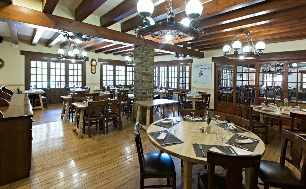 Comedor con vigas y sillas de madera
