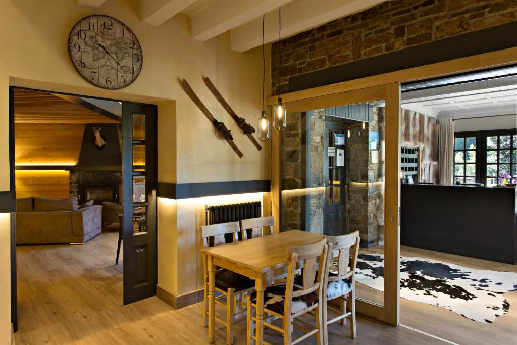 Bar con barra y esquís decorativos