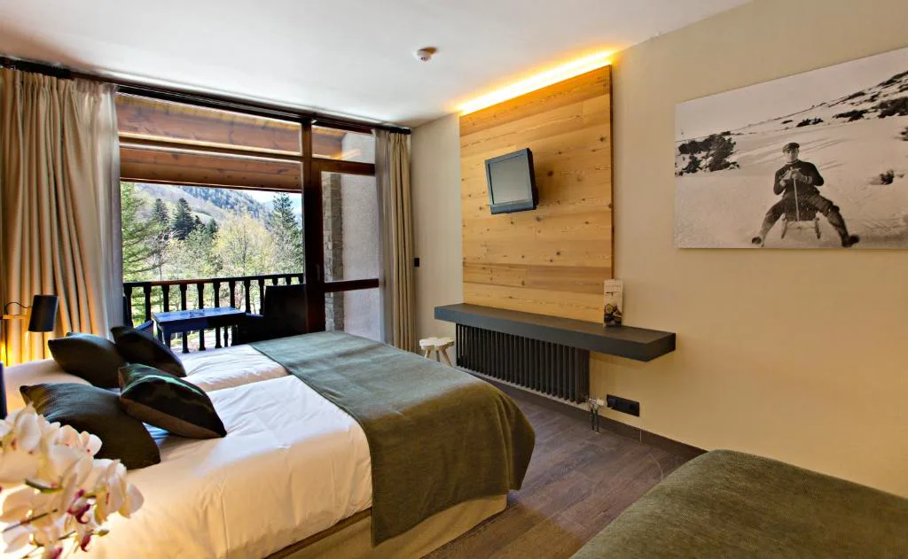 Habitación con cabecero de madera y balcón