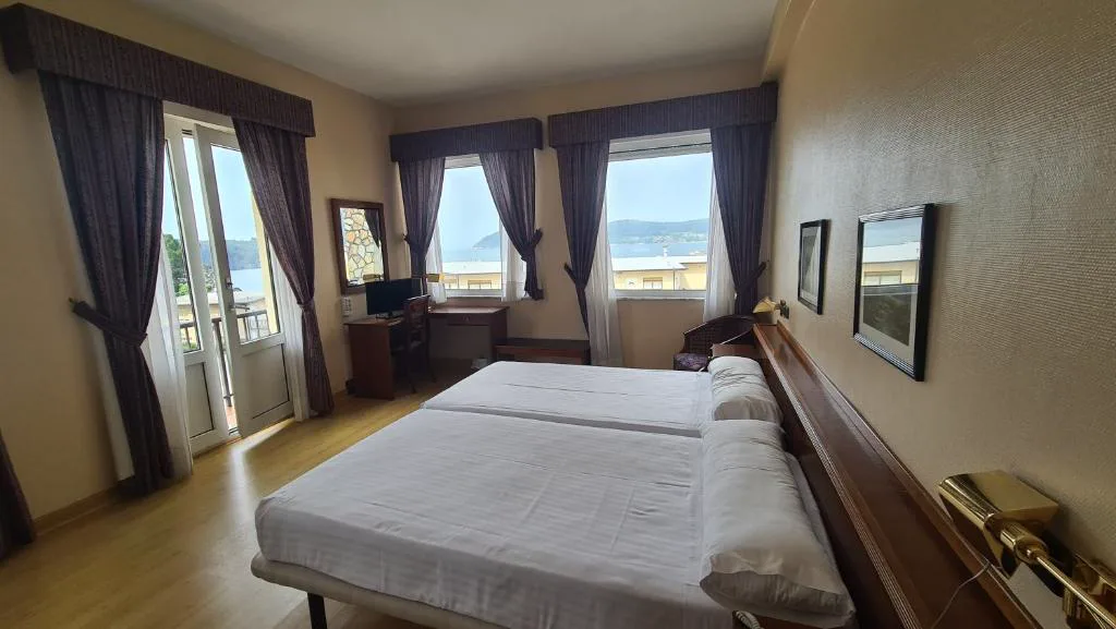 Habitación con balcón y vistas a la ría de Viveiro, Hotel Las Sirenas