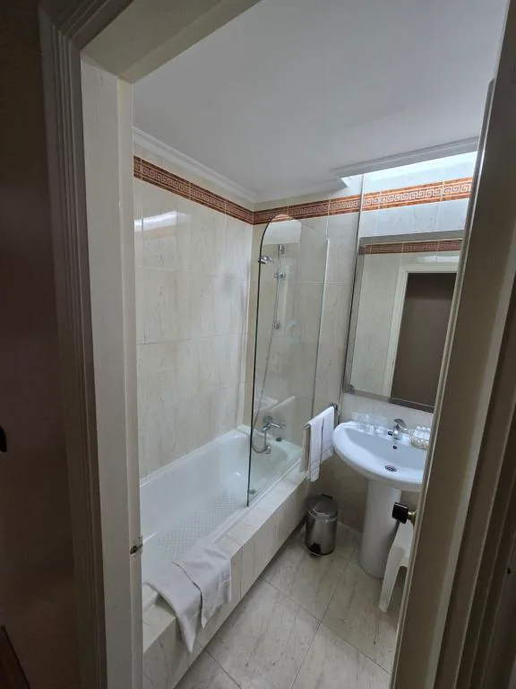 Baño con bañera y mampara de cristal, Hotel Las Sirenas