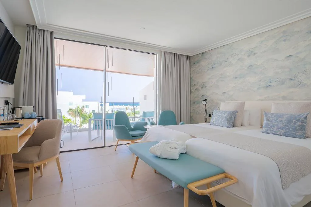 Habitación con balcón y vistas al mar, cortinas grises, Hotel Lava Beach