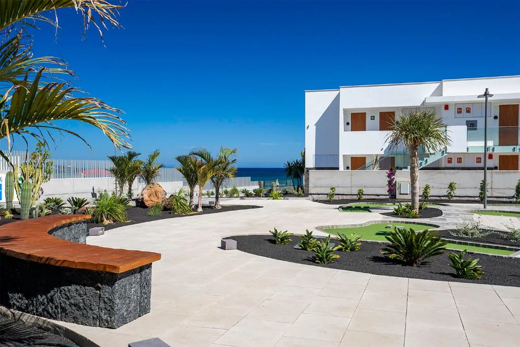 Jardín de cactus y plantas volcánicas junto al paseo del hotel, Hotel Lava Beach