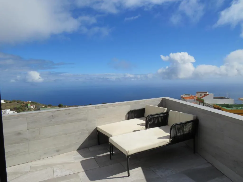 Terraza privada con sofá de exterior y vistas al océano Atlántico, Hotel Lua Boutique, El Pinar, El Hierro