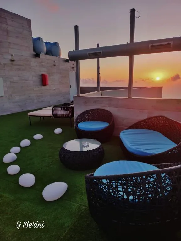 Azotea con zona chill out de sillones de ratán y vistas al atardecer sobre el Atlántico, Hotel Lua Boutique