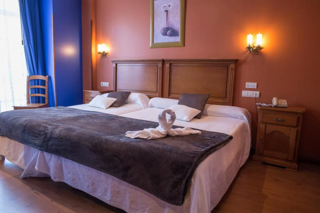 Habitación con cabecero de madera y paredes rojas