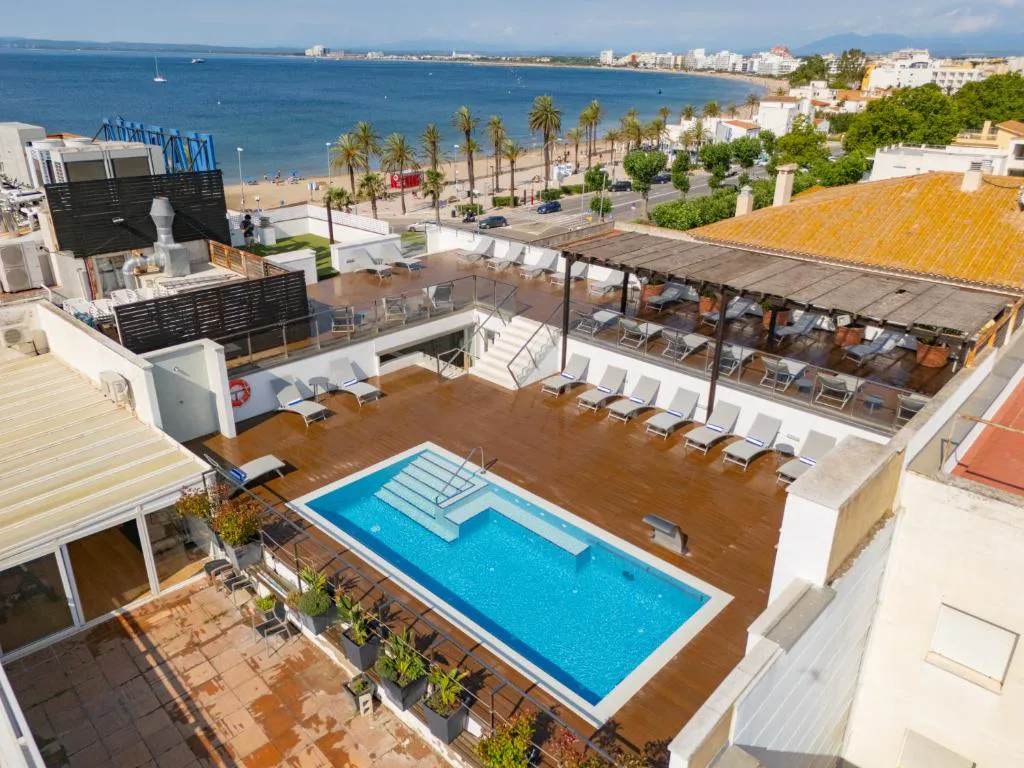Piscina en la azotea con vistas a la bahía de Roses