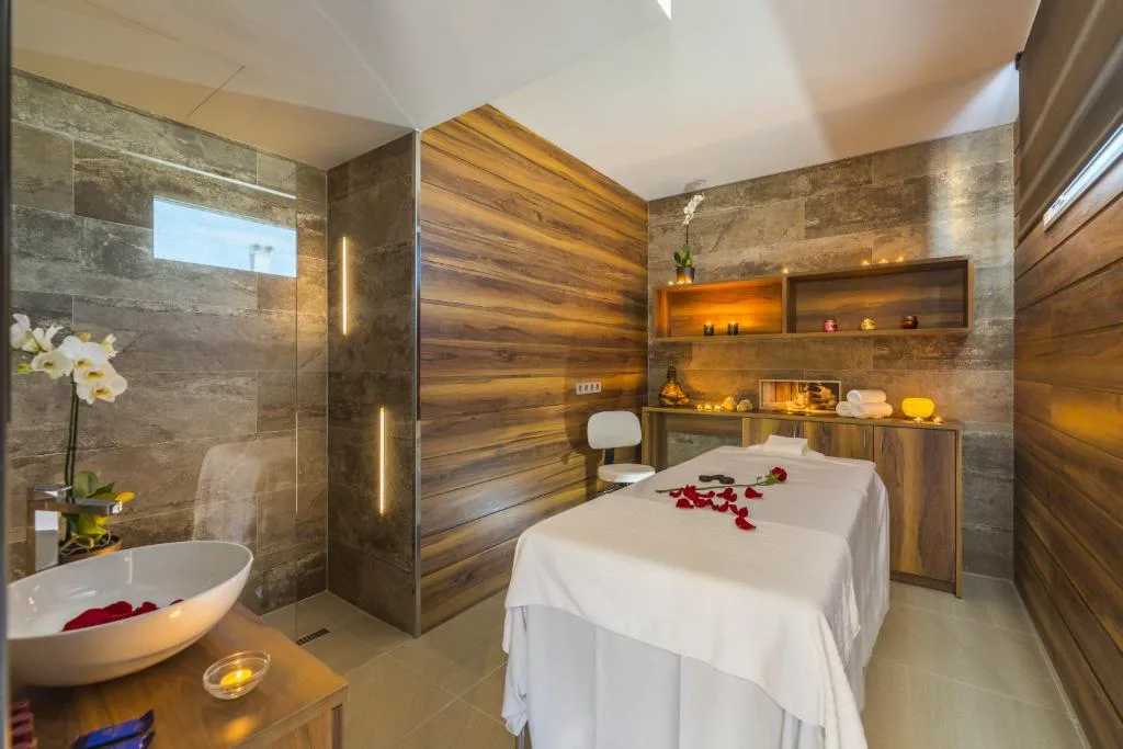 Cabina de masaje con bañera y paneles de madera